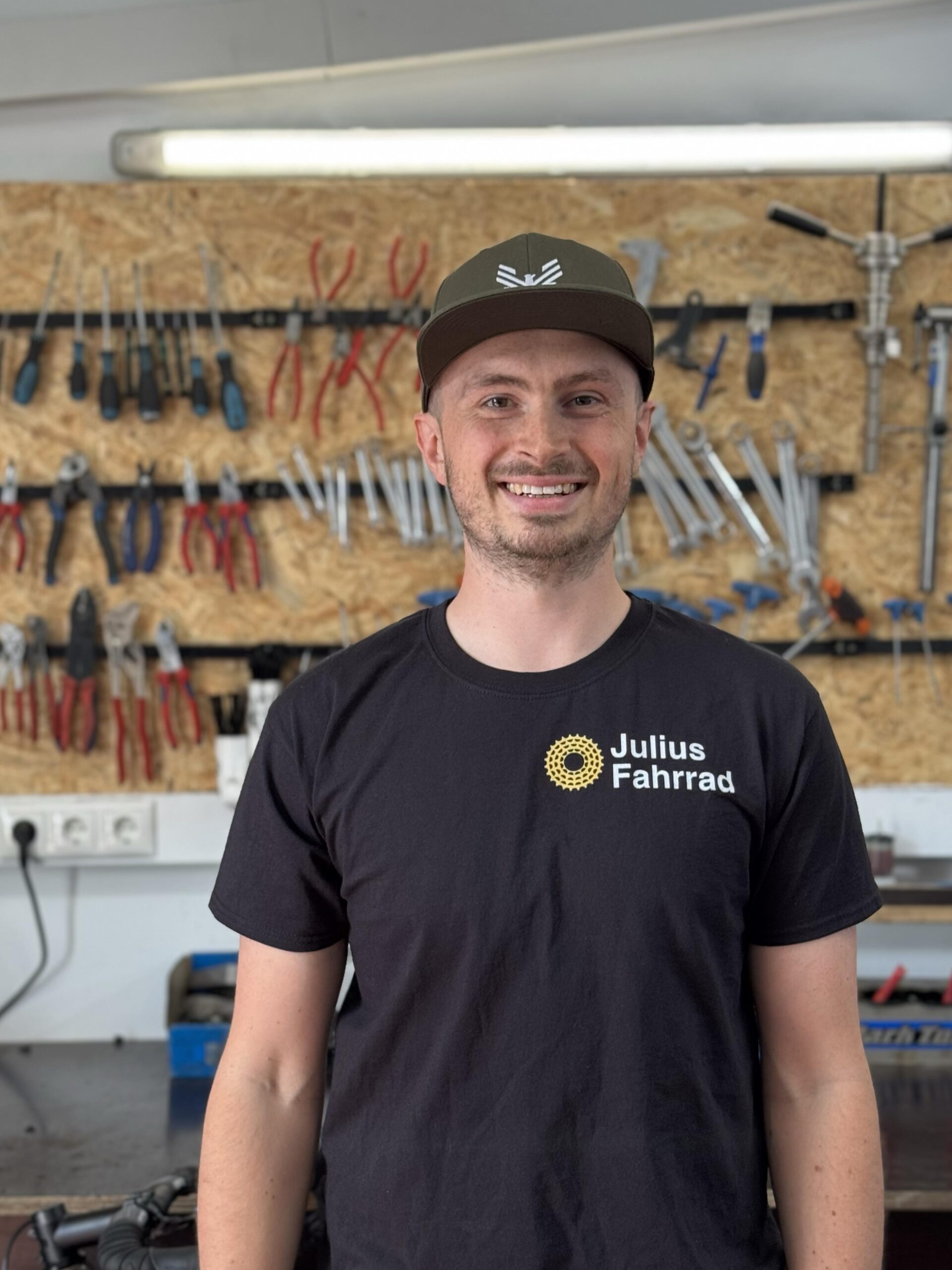 Julius mit Mountainbike auf einer Hängebrücke im Wald